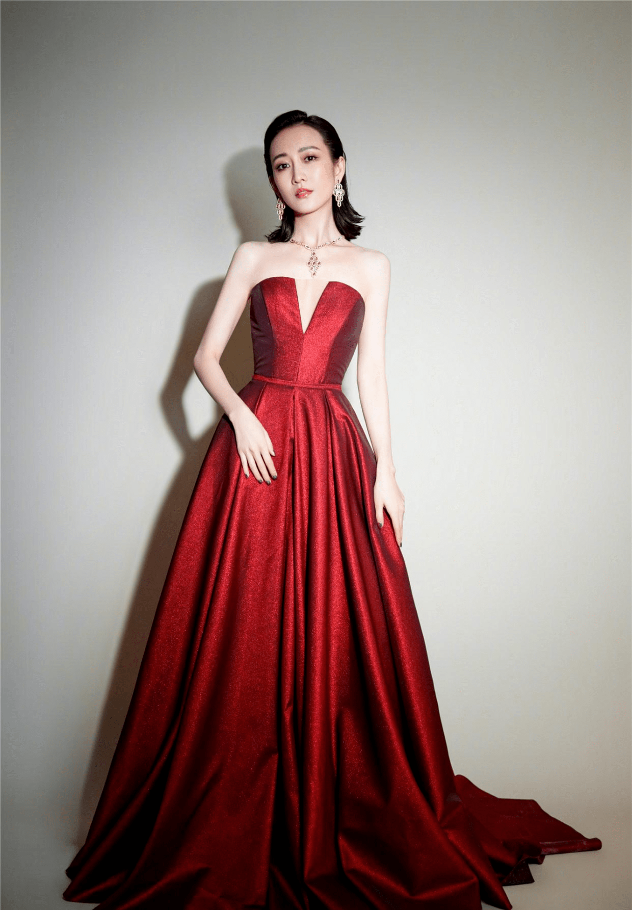 王鸥|王鸥带火了一种穿法，叫“衬衫+阔腿裤”，利落潇洒又有气场