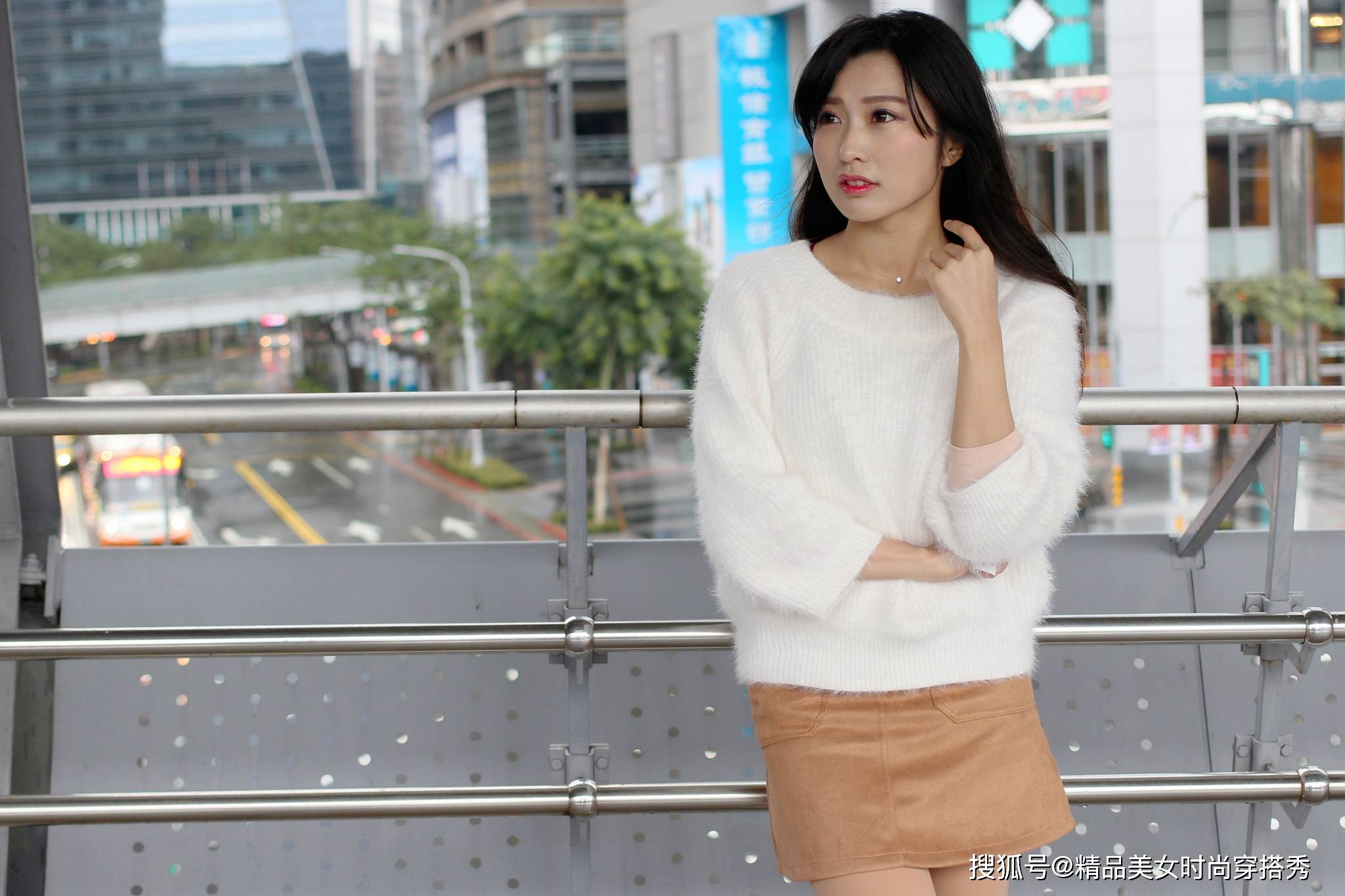 短裙|美女身着米色西服短裙，搭配出精致的造型，展示出女人柔和的美