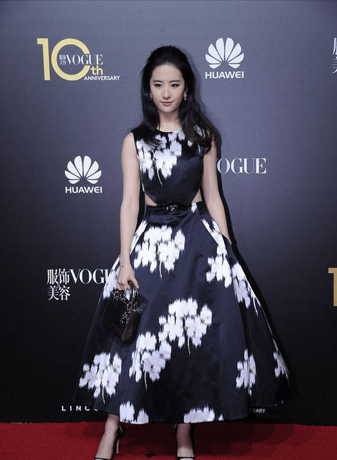 身材|刘亦菲穿镂空装走红毯,身材优势没发挥出来,腰部勒出明显赘肉!