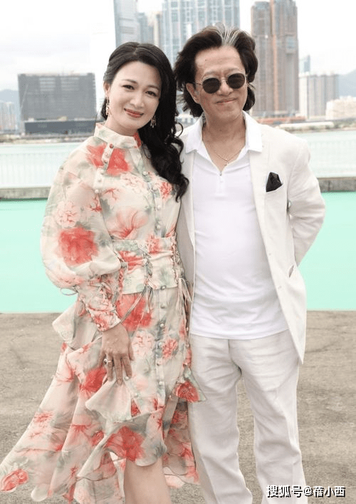 陈少霞已到了大婶的年纪,穿旗袍凸显傲人身材,难怪能二进豪门