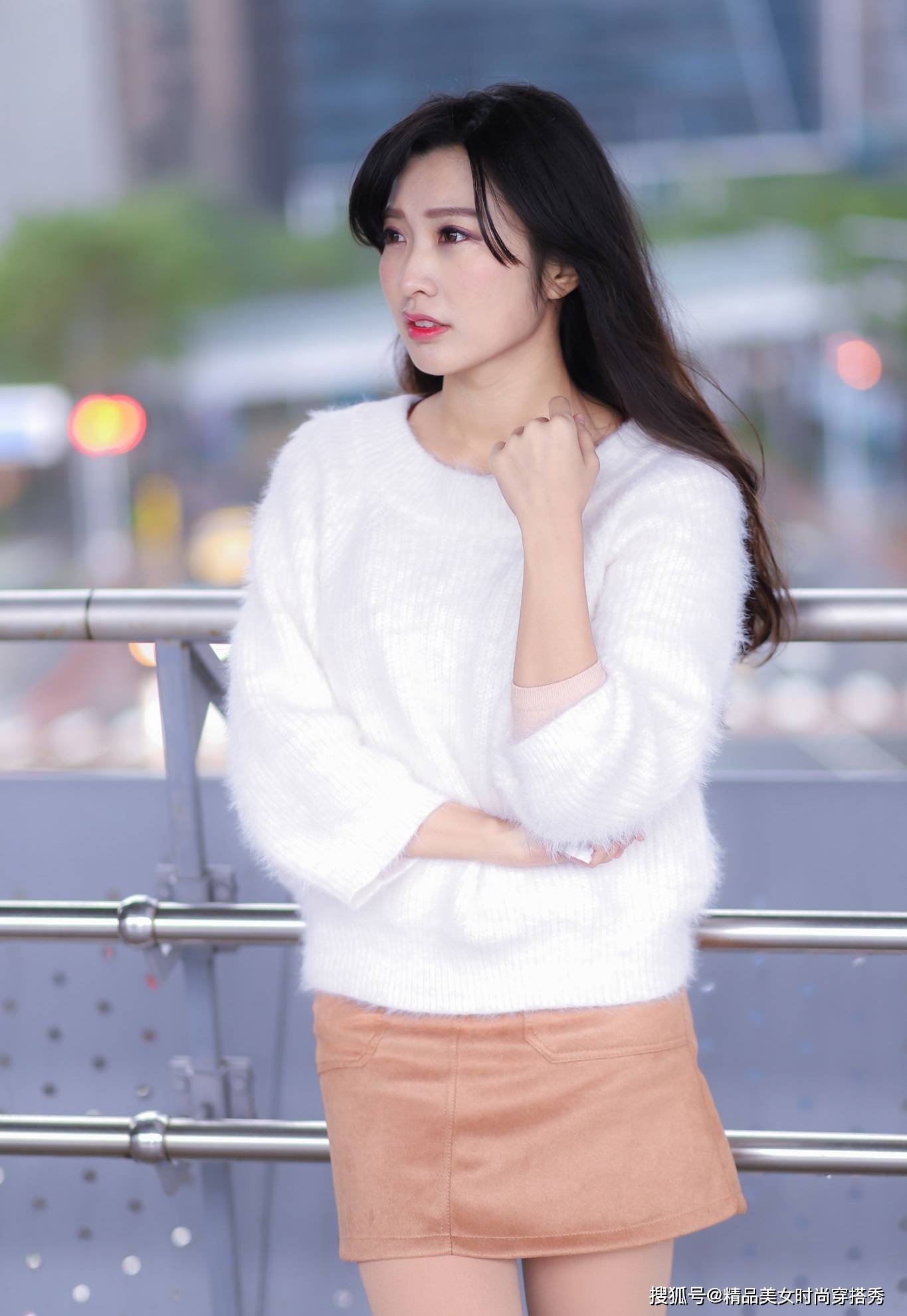 短裙|美女身着米色西服短裙，搭配出精致的造型，展示出女人柔和的美