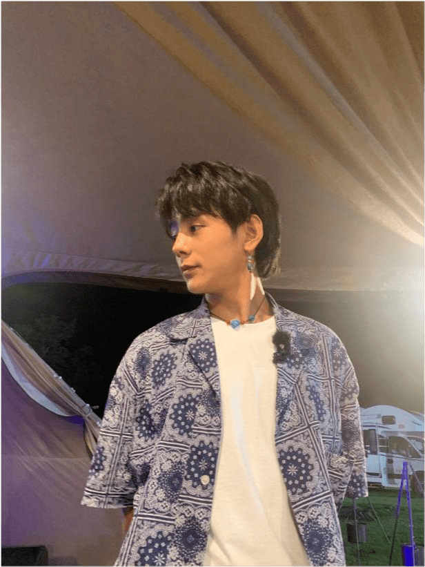 丁真|张继科教丁真颠球太难见！他穿西装变绅士儒雅，丁真却少年感十足