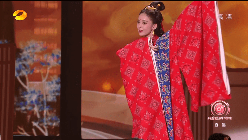 张萌|芒果817晚会女星状态大赏:娜扎紧张频卡词,张萌浮肿,硬糖全员扮嫩