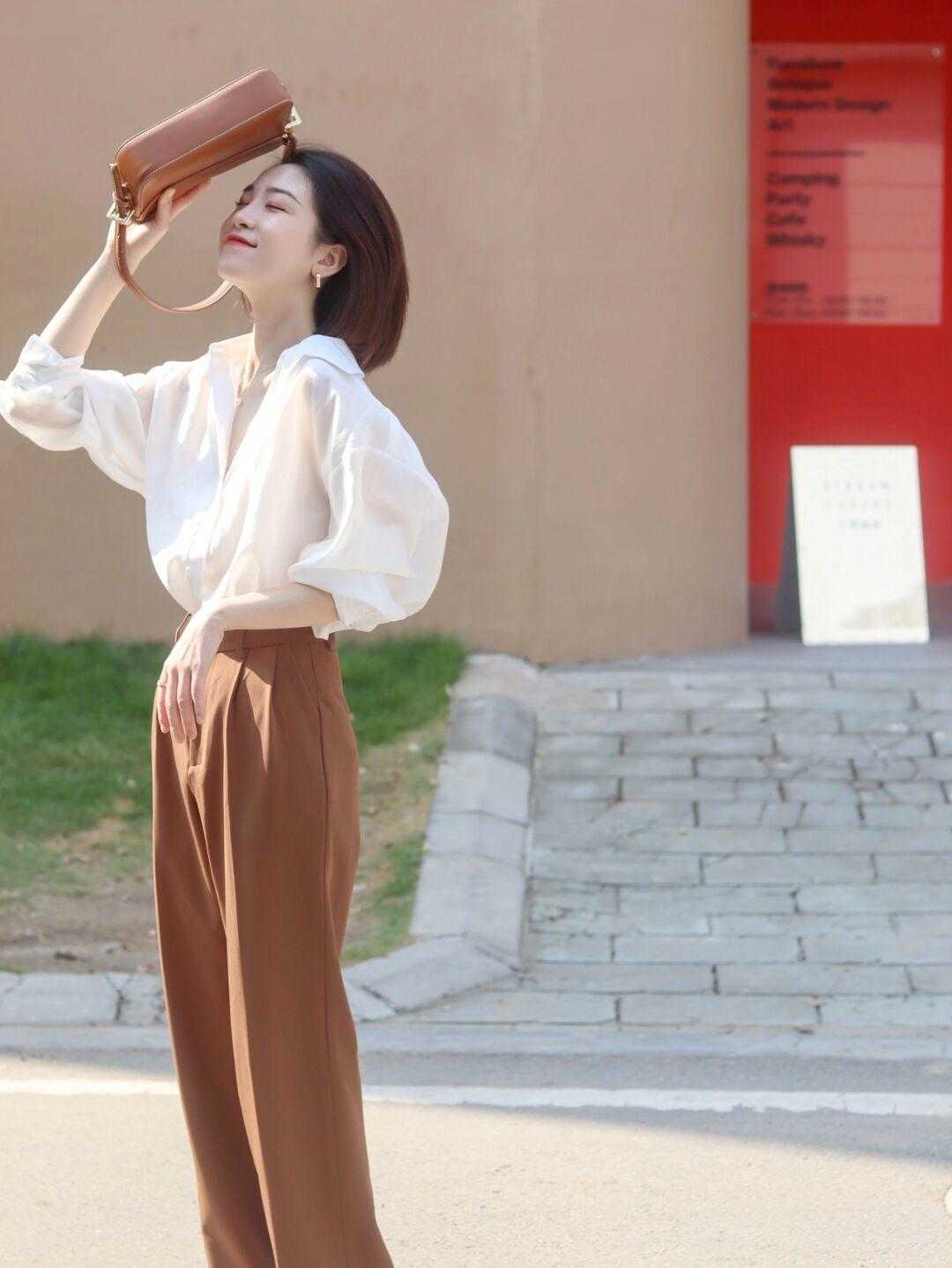 显得|秋天，“阔腿裤”的高级穿法是这样的，搭配白衬衫利落潇洒