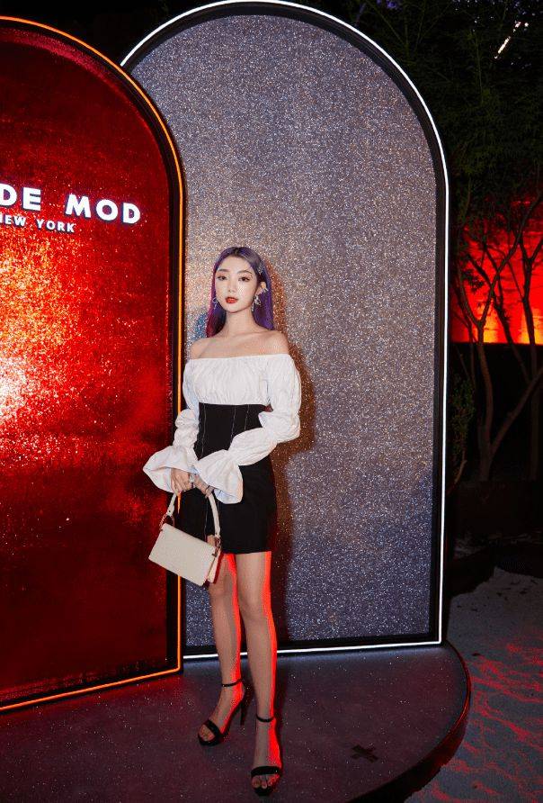 黑色|李紫婷腰有多细?最小码短裙还得加腰带,秀出“巴掌腰”惹人爱