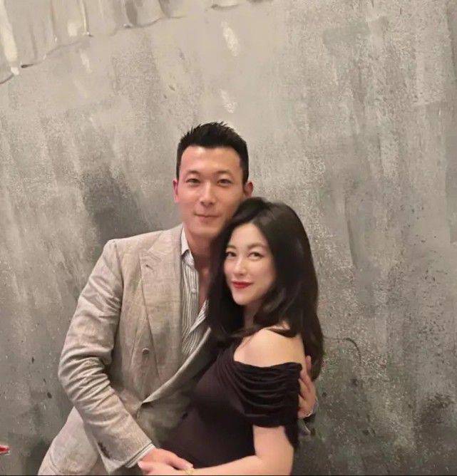 脖颈|朱珠怀孕之后发福得厉害！怀孕9月涂大红唇好精致，身材走样许多