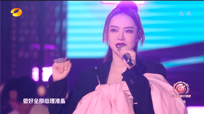 张萌|芒果817晚会女星状态大赏:娜扎紧张频卡词,张萌浮肿,硬糖全员扮嫩