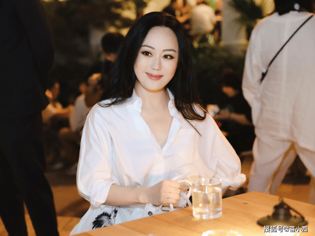 章小蕙|章小蕙的上流贵妇生活让人羡慕，穿白衬衫配半身裙，高级感藏不住