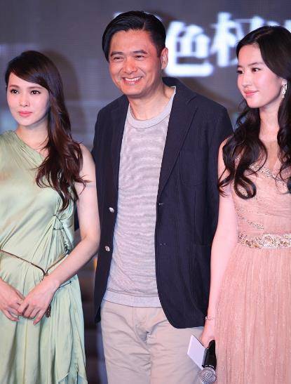 面料|伊能静扮嫩很成功,一袭缎面露肩裙,与小19岁刘亦菲同框不显老