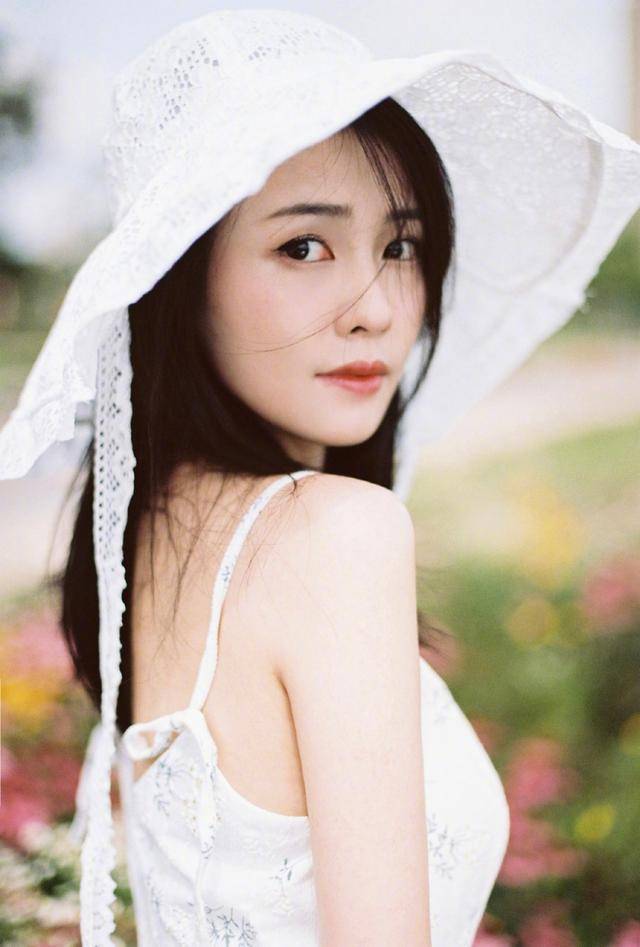 显得|白鹿不愧是于正力捧的人，穿碎花裙扮邻家女孩，清丽脱俗美成初恋