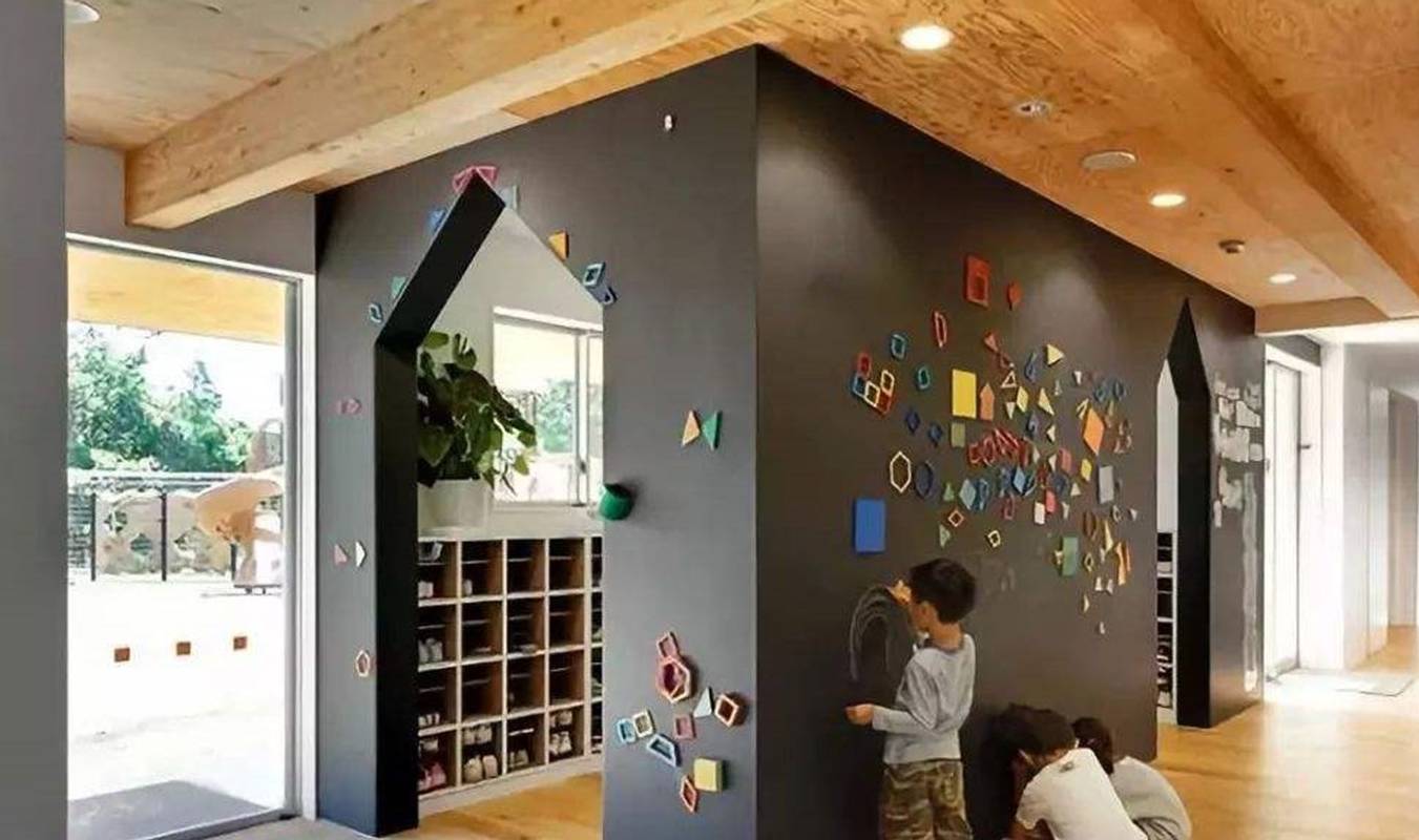 家长|女童午饭吃得少，幼儿园老师将其留在教室反思，随后女童坠落一楼