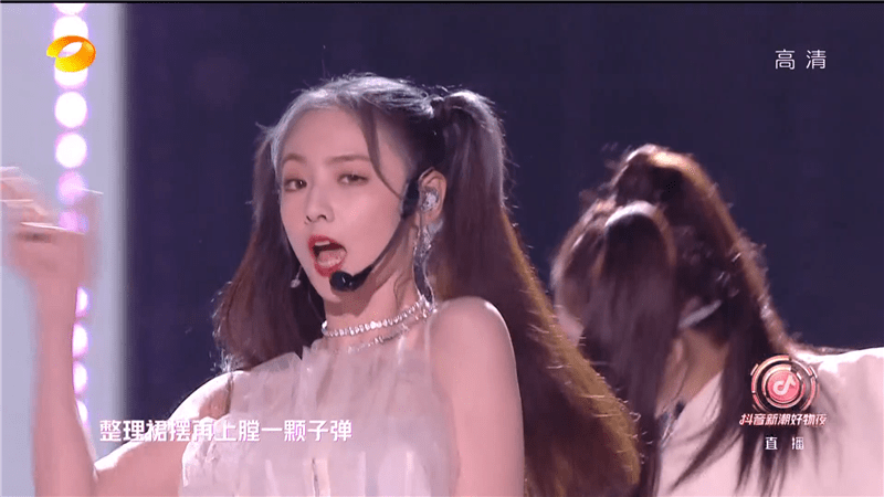 张萌|芒果817晚会女星状态大赏:娜扎紧张频卡词,张萌浮肿,硬糖全员扮嫩