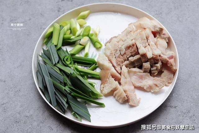 做法|回锅肉这样做吃着才过瘾，肥而不腻，超级下饭，每次做一盘不够吃