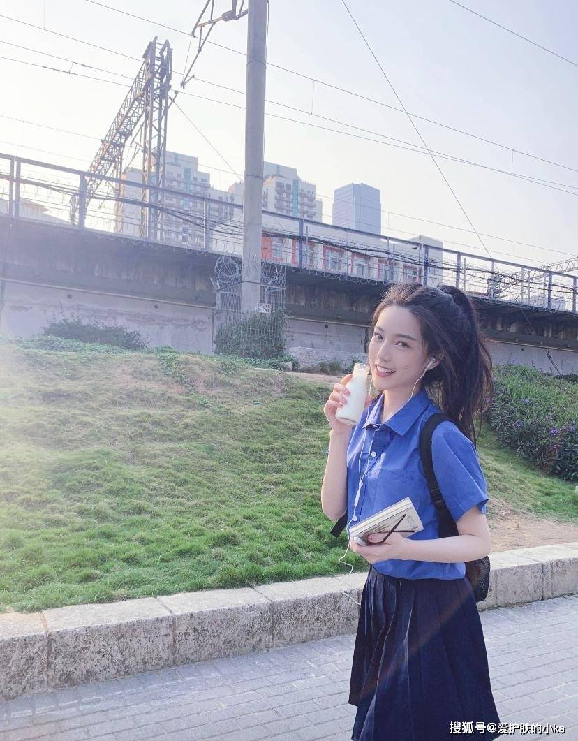 短裙|夏日甜酷风万能公式!明星都爱的时髦风格,普通人也能完美驾驭