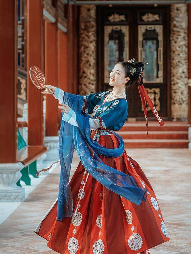 种类|辣目洋子胖得很妖娆,穿唐代裙装飘逸华美,有了“仕女图”神韵