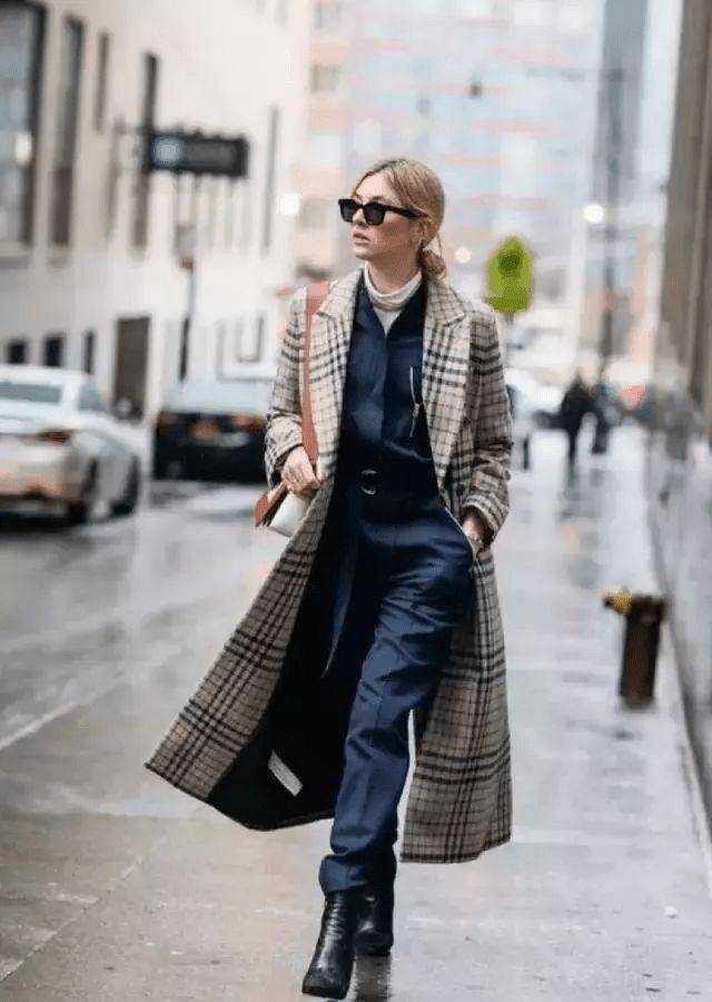 黑色|姚笛终于时髦一次，穿格纹大衣搭连帽卫衣优雅减龄，气质惊艳