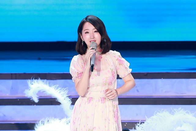 颜色|杨钰莹50岁了还那么精致，穿着印花长裙，看起来还像个小女孩一样