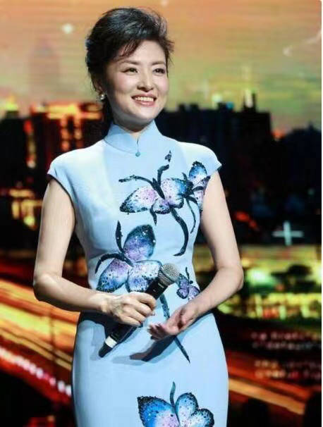 整体|刘芳菲气质真出色，穿“中国红”旗袍优雅大气，尽显东方女人韵味