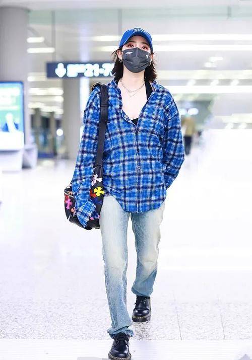 黑色|欧阳娜娜“变性”造型,男装打扮现身机场,网友:男友力爆棚!