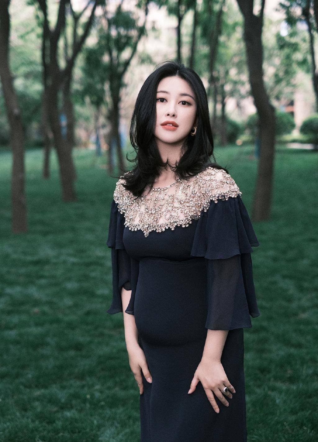 曲线|朱珠长相标致耐看，熟女曲线穿深色长裙，加点亮片更添高级感