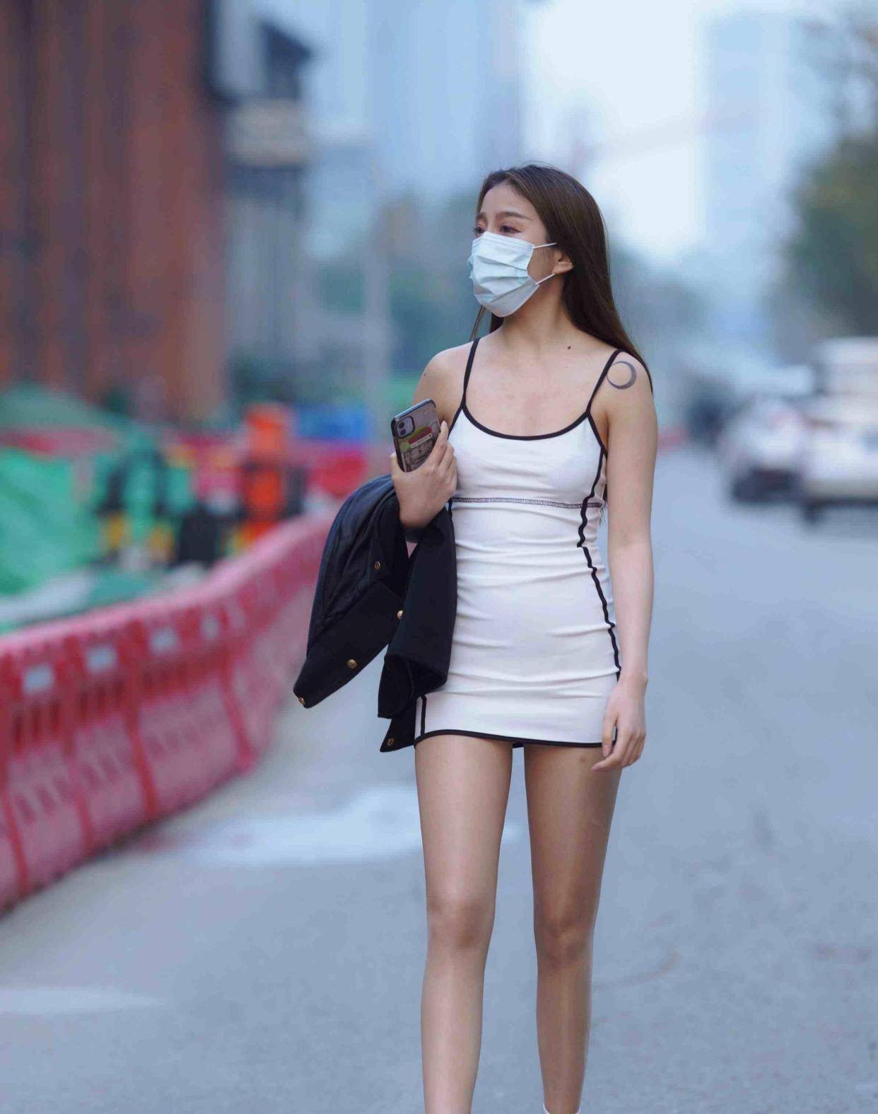 黑色|丰润紧致的连衣裙美女，造型个性又有时尚感，身材高挑