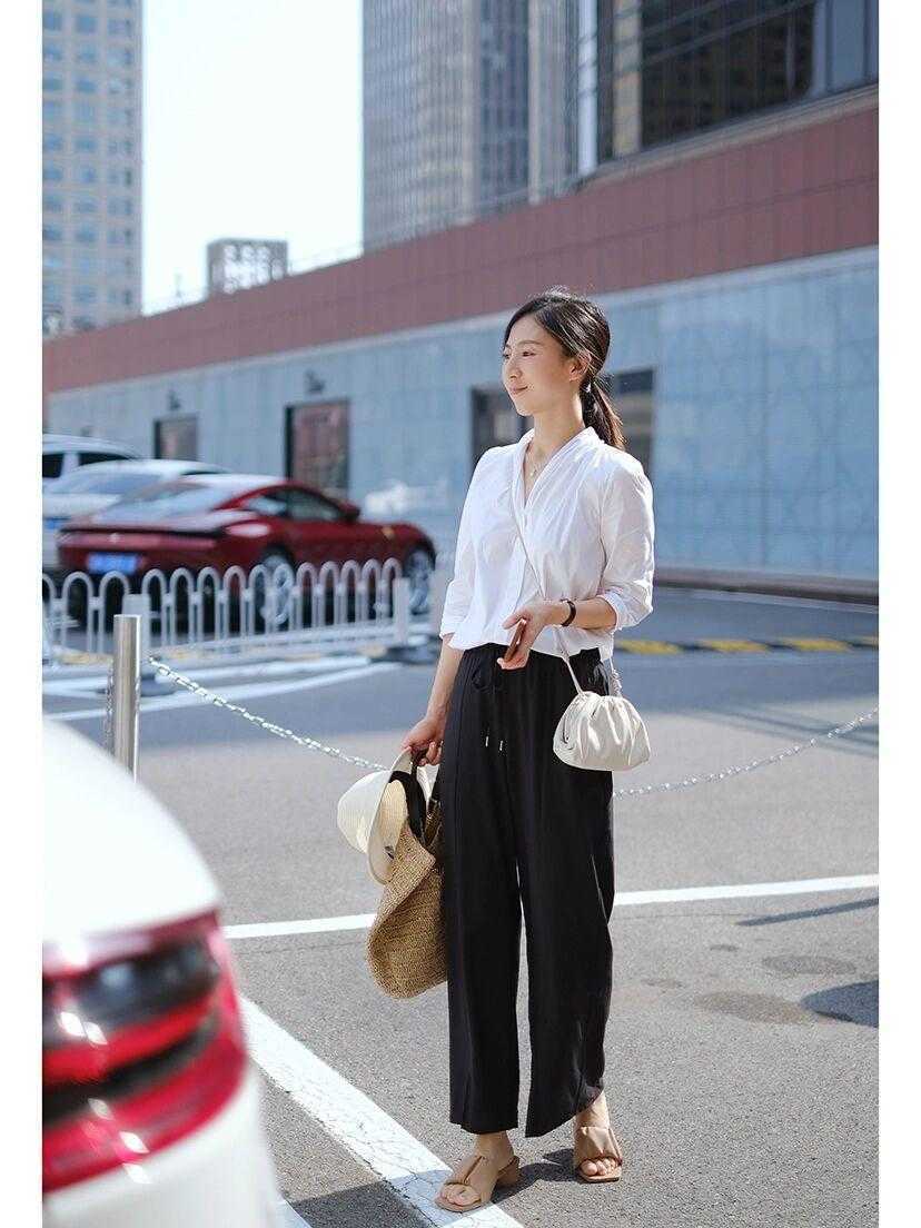 显得|高级穿搭与年龄无关，白衬衫搭配黑色阔腿裤，3、40岁也可以很美