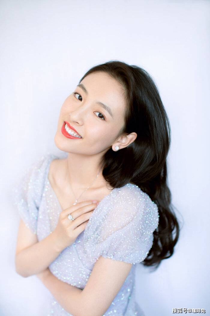 阳光|吴倩的时尚潮流时刻，满满的全是当代少女的气息，尽显阳光姿态