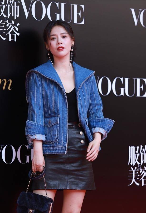 服装|马思纯的长相真挺“纯”，一身牛仔外套好时尚，帅气与女人味并存