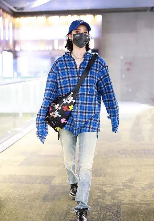 黑色|欧阳娜娜“变性”造型,男装打扮现身机场,网友:男友力爆棚!