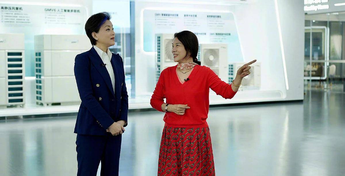 丝巾|67岁董明珠受杨澜采访心情好,穿针织戴丝巾大笑,大14岁却像姐妹