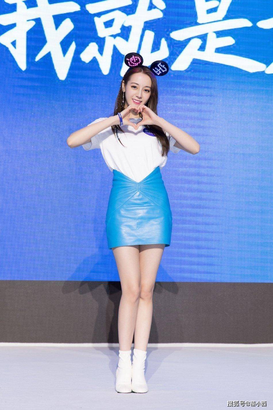 黑色|迪丽热巴才是“人间尤物”，168高穿吊带羽毛裙，玉女身材太抢镜