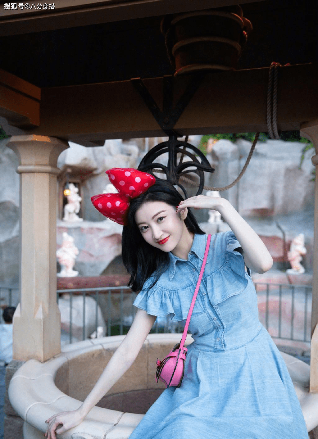 景甜|景甜翻红后打扮更嫩,针织衫配半身裙甜美娇俏,比“司藤”还惊艳