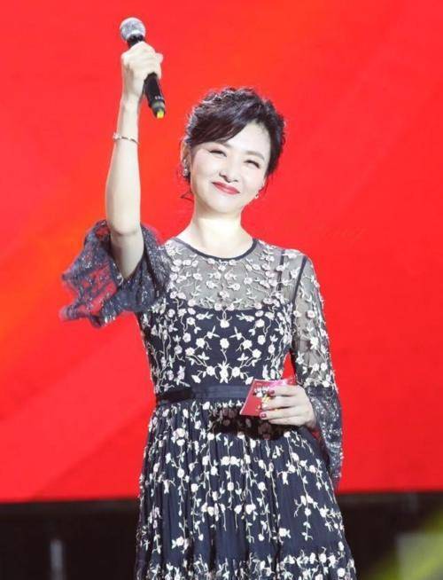 设计|53岁周涛凭“气质”美出圈,穿蓝色连衣裙高级优雅,美翻了