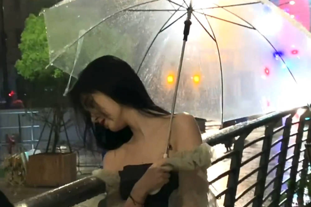 鞠婧祎|鞠婧祎在雨中拍大片,撑透明雨伞气质妩媚,穿网格丝袜超养眼!