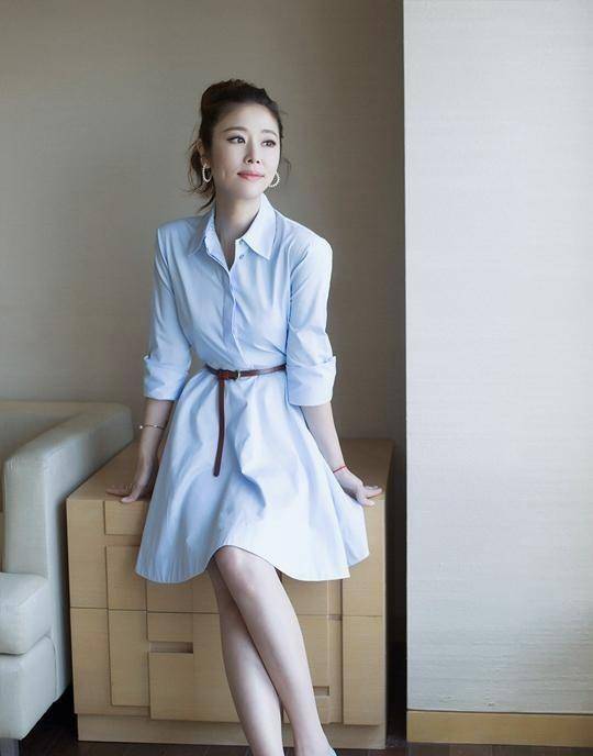 设计|林心如又“火”了，穿玫红色抹胸连衣裙高贵华丽，高挑又时髦