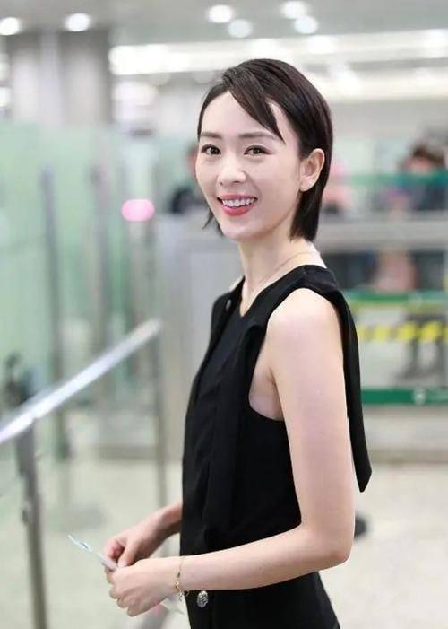 童瑶真|35岁的童瑶真嫩，穿背心搭配黑色背带裤，完美展现性感与清纯