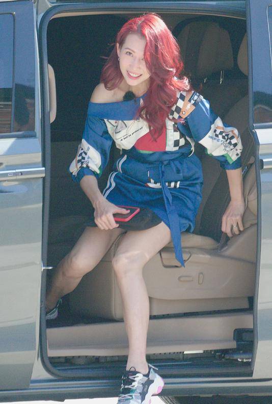 蔡少芬|蔡少芬换个发色美翻了，红色长发配斜肩连衣艳优雅温柔，妩媚动人