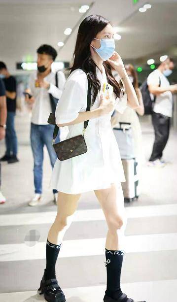 曲线|金晨真是瘦过头,纸片身材穿衬衫玩下衣消失,双腿曲线也太细了