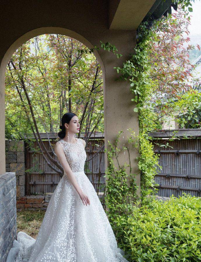 身材|李若彤七夕穿婚纱“独自美丽”，54岁身材纤瘦不输00后，姑姑真美