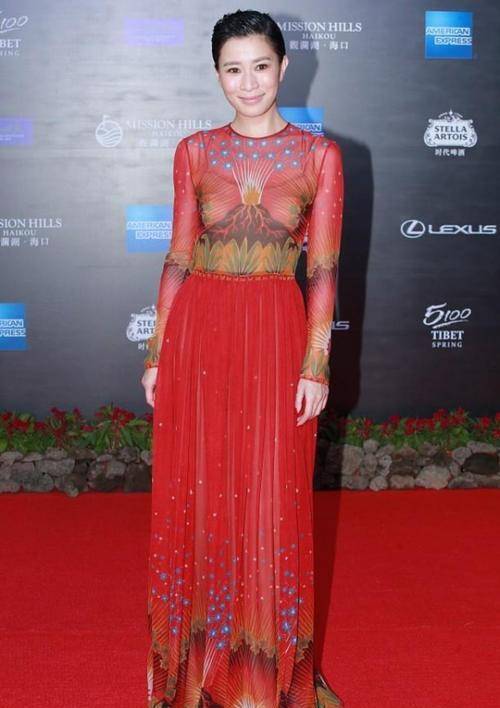 设计|佘诗曼穿一身大红裙参加活动，造型设计太奇葩，起码年老十岁
