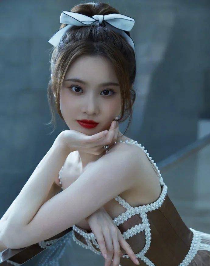 设计|张慧雯真漂亮，穿杏色珍珠裙亮相活动，系扎蝴蝶结打扮堪比洋娃娃