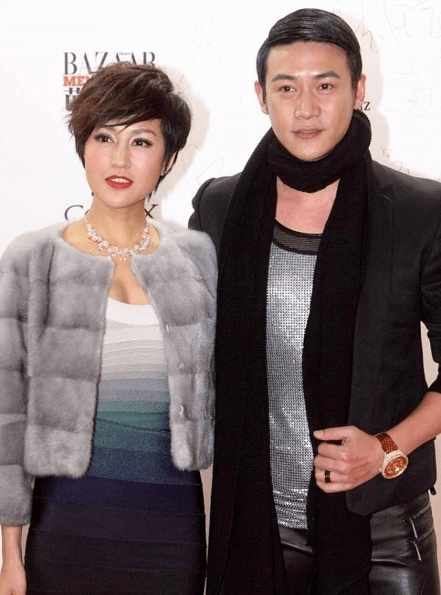 鲍蕾|陆毅带娇妻鲍蕾亮相活动，穿毛绒绒外套搭配修身连衣裙，性感魅力