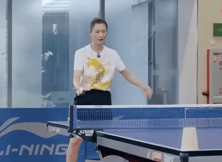 原创丁宁扎麻花辫出镜!再现下蹲式发球绝技,邀杜凯琹到天安门看升旗