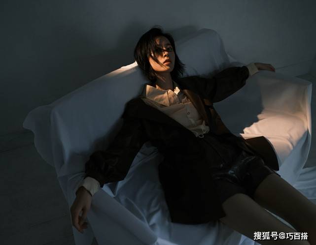 套装|周雨彤时尚感深得人心！穿超A套装不忘秀身材，打扮时髦又性感