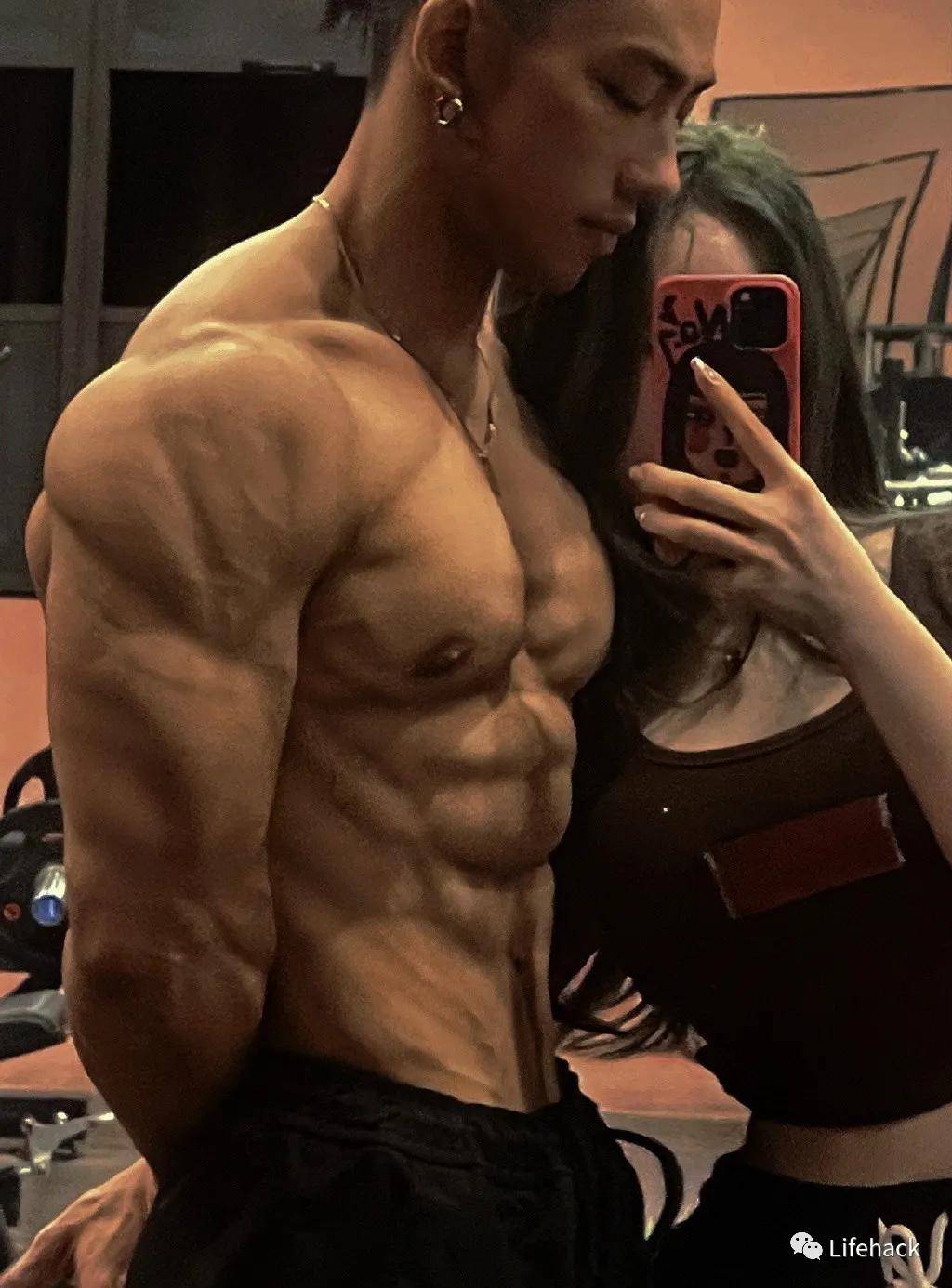 训练|国产27岁巨无霸撩走00后长腿小女友，网友：野兽与美女