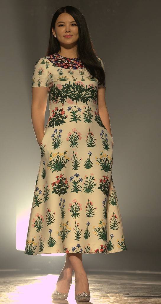 一身|李湘的小脸还真是逐渐圆润了，穿着一身蕾丝长裙，还挺有女人味的