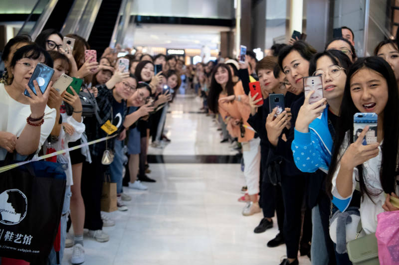 疯狂追星一年多,开销高达6位数