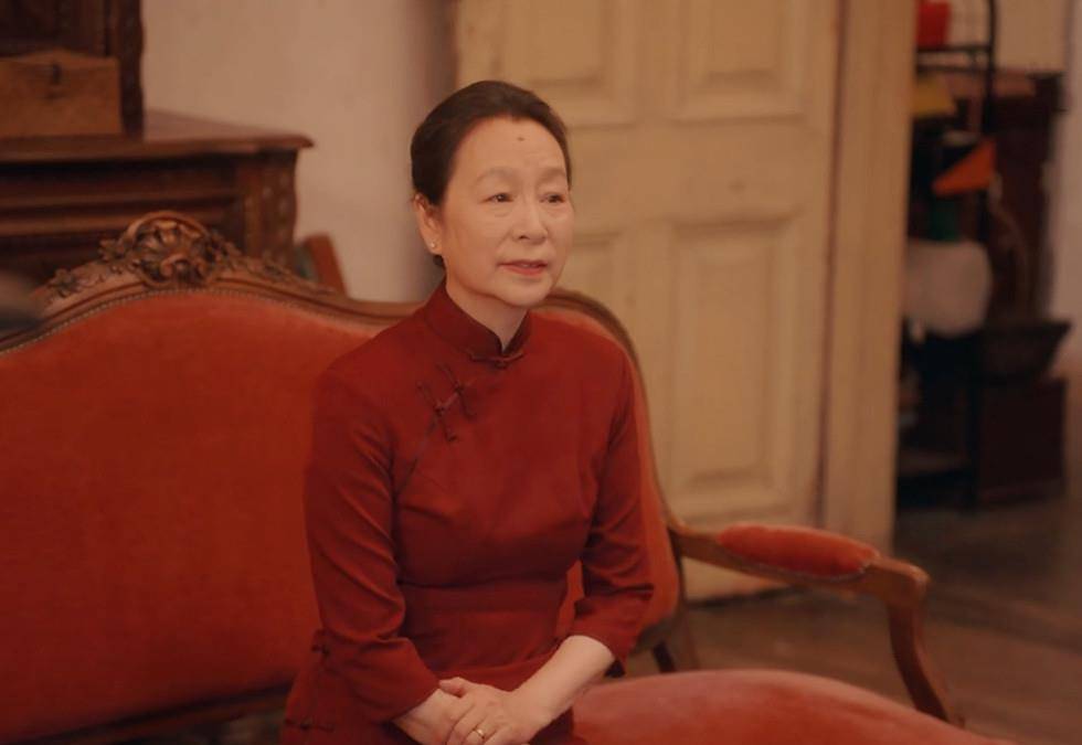 黑色|穿黑裙戴佛珠的奚美娟，优雅又精致，完美诠释“简约高级感”