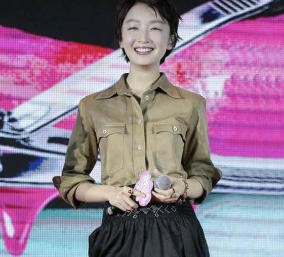 周冬雨|周冬雨穿衣终于有突破，下身勒成了三角形，时尚又好看