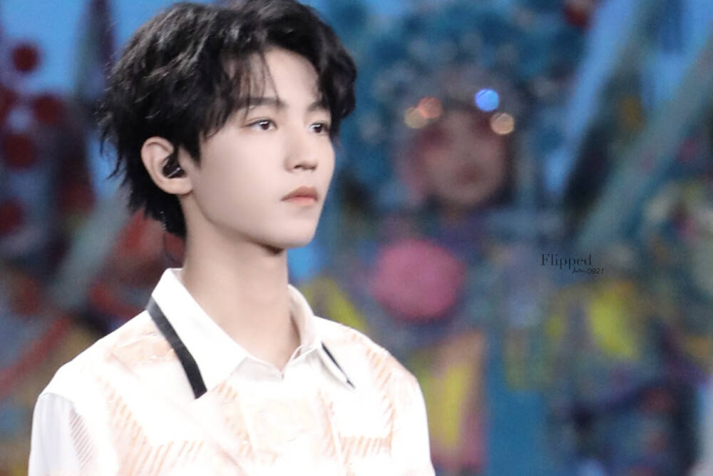 卡里|王俊凯父母奶茶店闭店，粉丝排长队太夸张，路人以为排队打疫苗